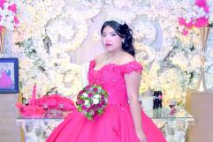 Nahomi Yoselin celebra sus XV años rodeada de amor y bendiciones