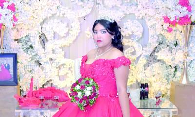 Nahomi Yoselin celebra sus XV años rodeada de amor y bendiciones
