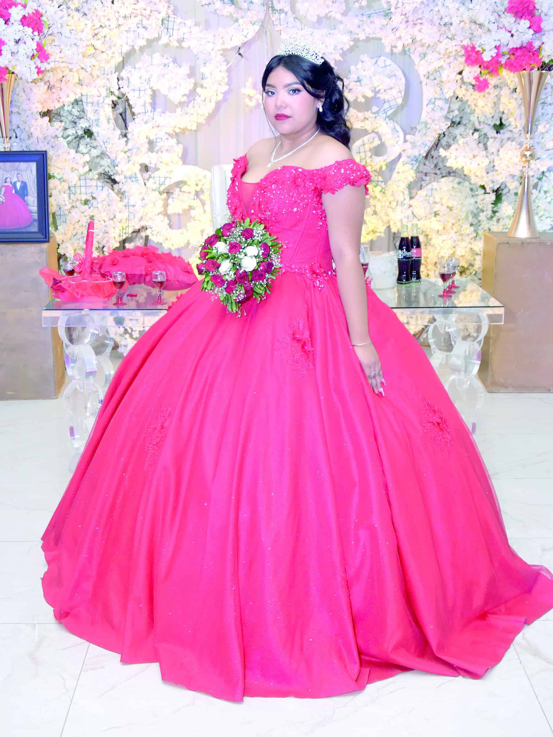 Nahomi Yoselin celebra sus XV años rodeada de amor y bendiciones