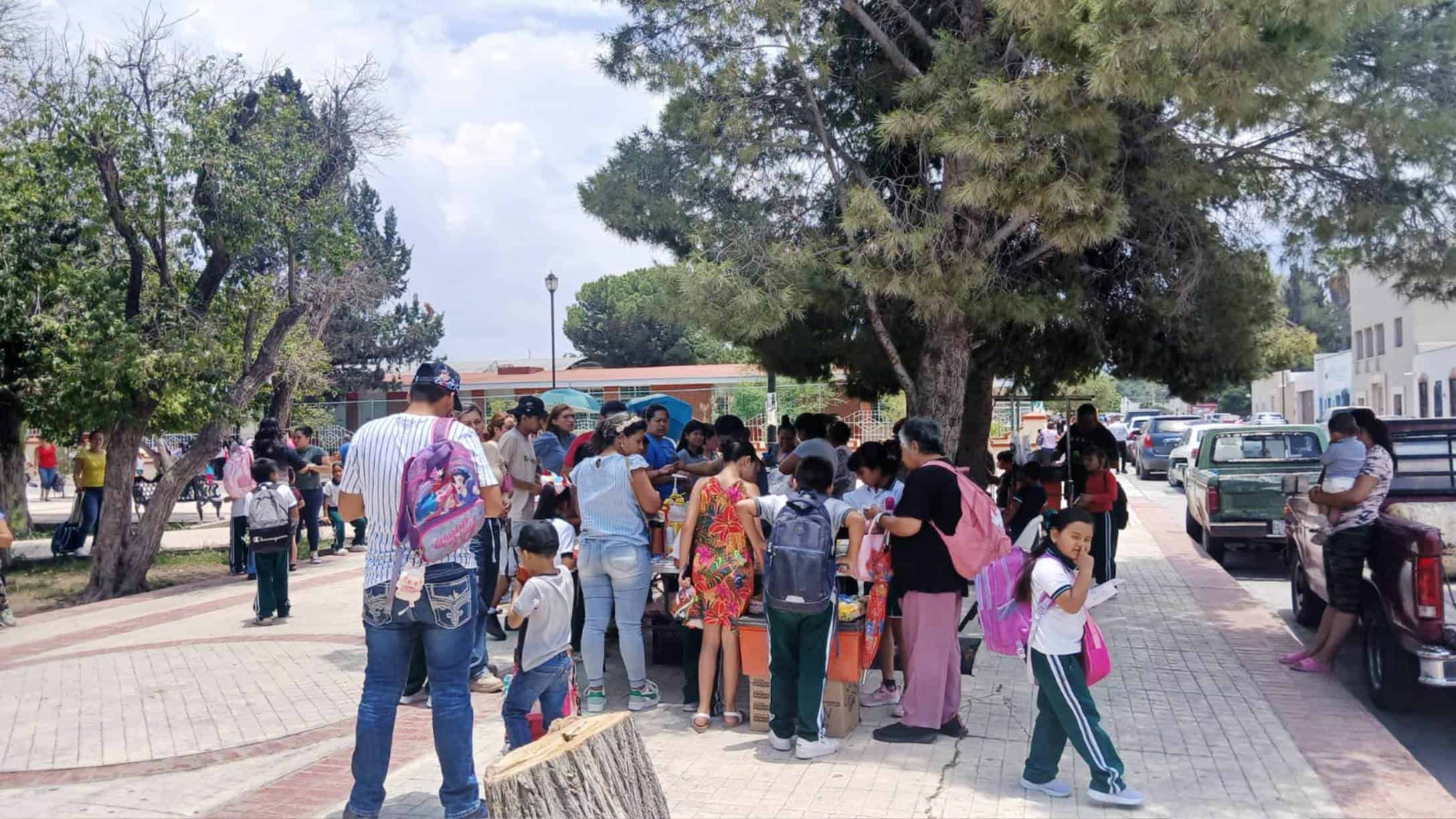 Promueven padres la comida chatarra afuera de escuelas Promueven padres la comida chatarra afuera de escuelas