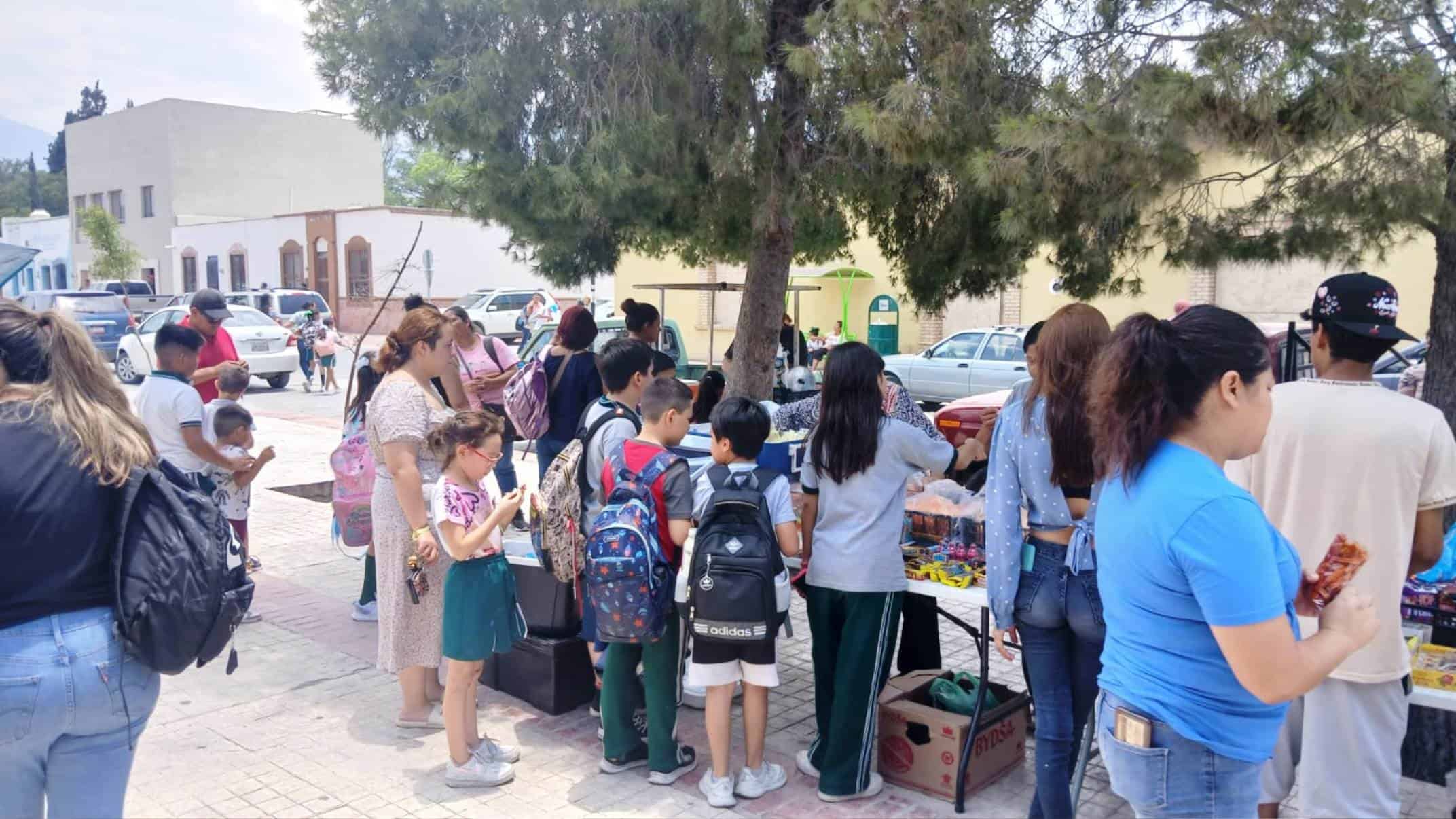 Promueven padres la comida chatarra afuera de escuelas