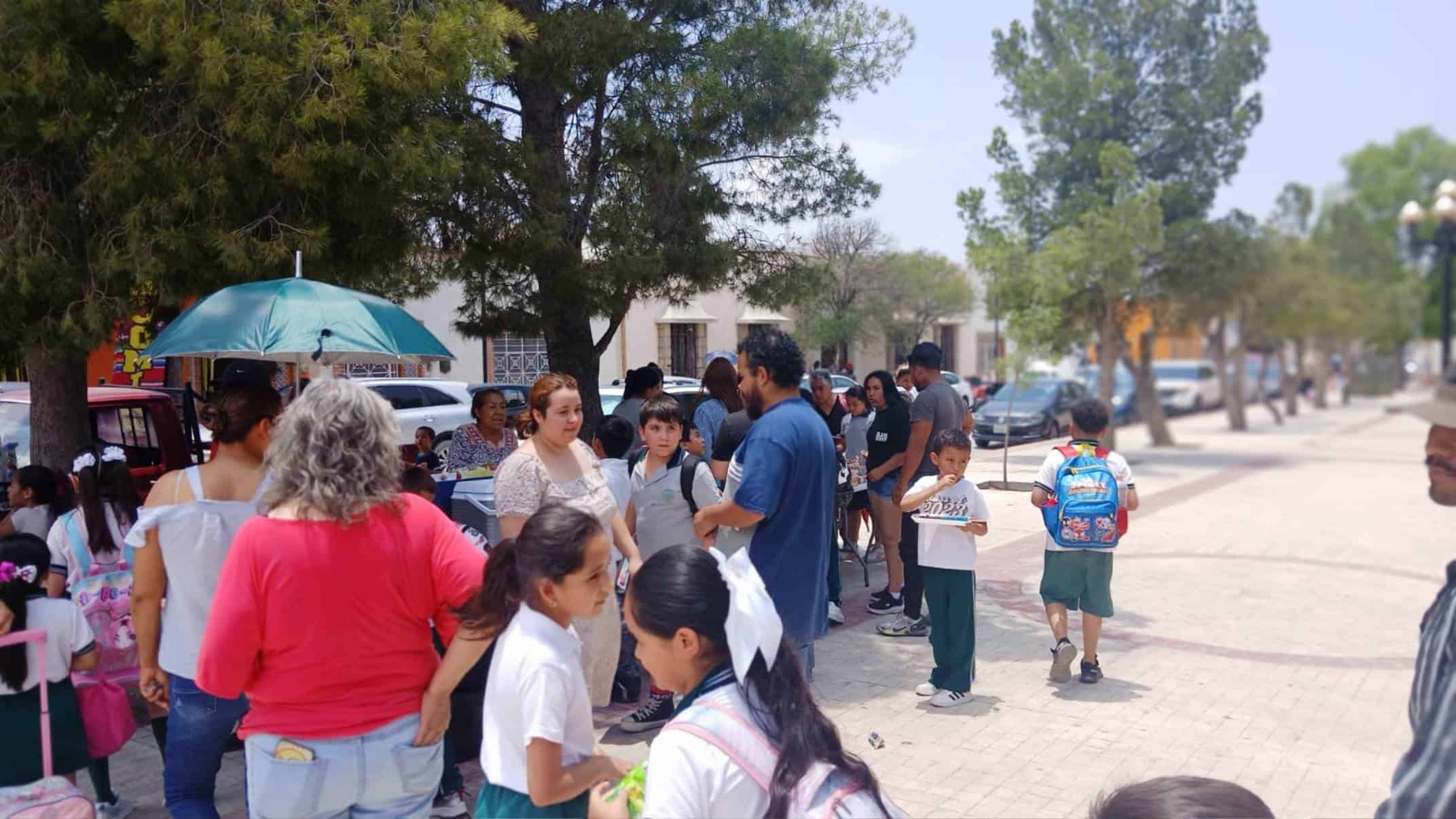 Promueven padres la comida chatarra afuera de escuelas