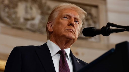 Juez de EE.UU. acusa a Trump de crear caos con expulsiones de migrantes