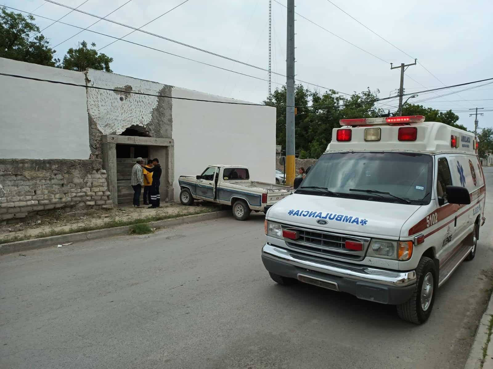 Atienden a dos lesionados tras choque en Allende