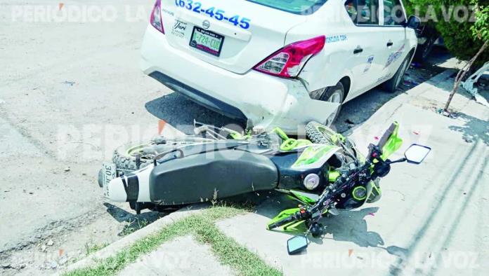 Motociclista choca contra taxi en El Campanario y huye dejando moto abandonada