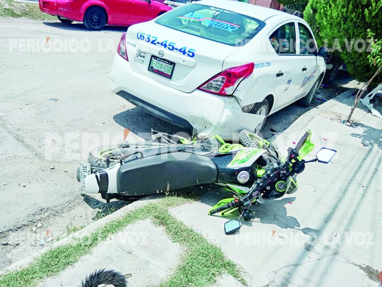 Motociclista choca contra taxi en El Campanario y huye dejando moto abandonada
