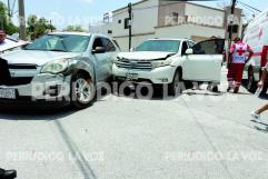 Chocan dos camionetas en Guadalupe; accidente bloquea circulación varios minutos