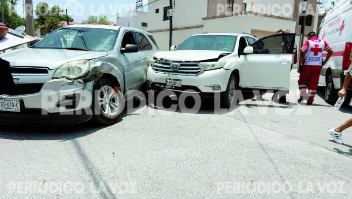 Chocan dos camionetas en Guadalupe; accidente bloquea circulación varios minutos