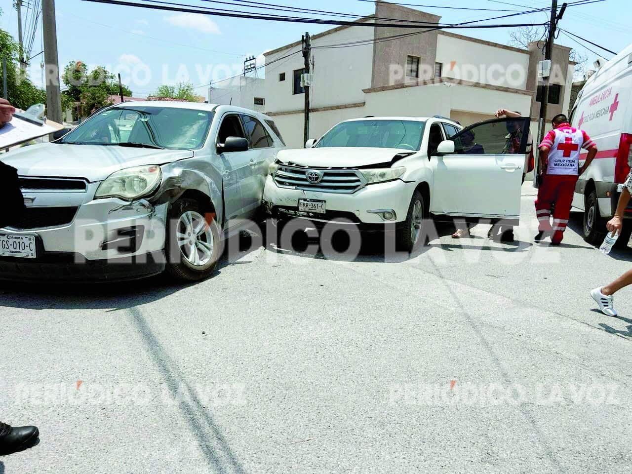 Chocan dos camionetas en Guadalupe; accidente bloquea circulación varios minutos