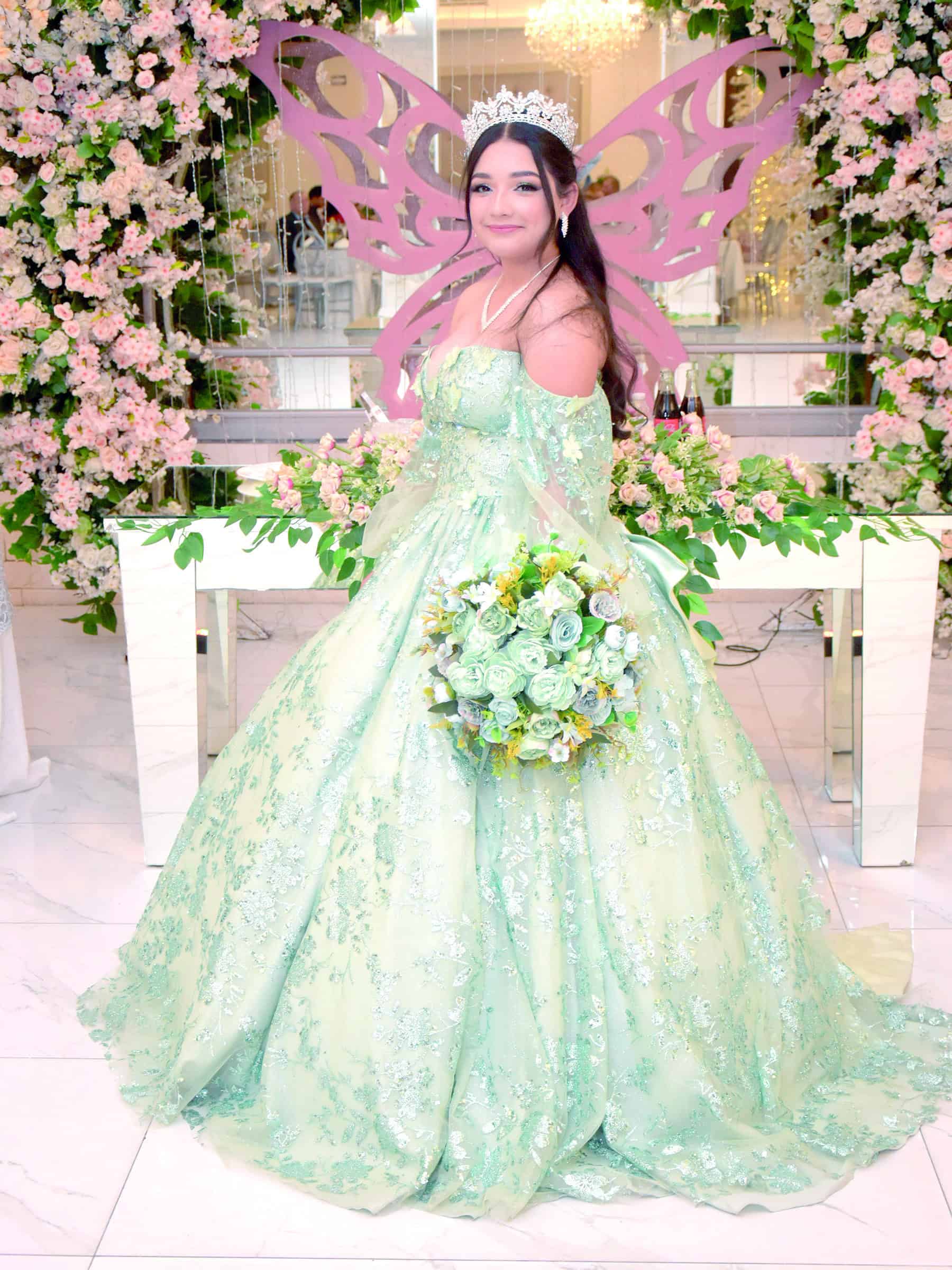 Camila Leyva celebra con alegría y elegancia sus XV años rodeada de sus seres queridos
