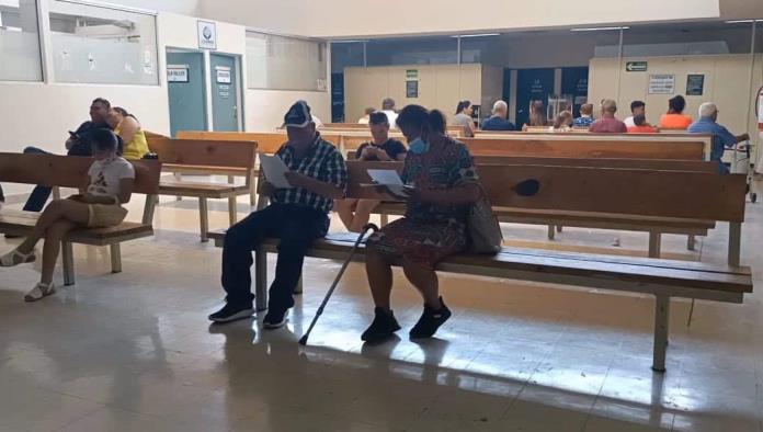Trabajadores de Clínica 7 del IMSS laboran bajo protesta por falta de aire acondicionado