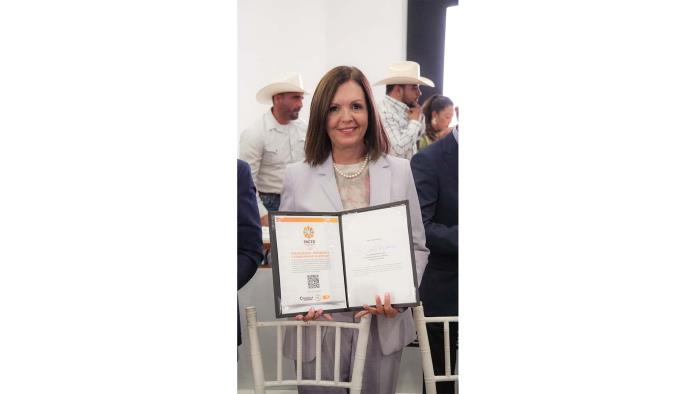 Sari Pérez firma el Pacto Coahuila y reafirma compromiso con empleo digno