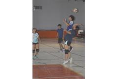 Los Peña superan a Refuerzos en tres sets en la jornada 27 de voleibol mixto