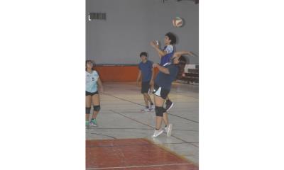 Los Peña superan a Refuerzos en tres sets en la jornada 27 de voleibol mixto