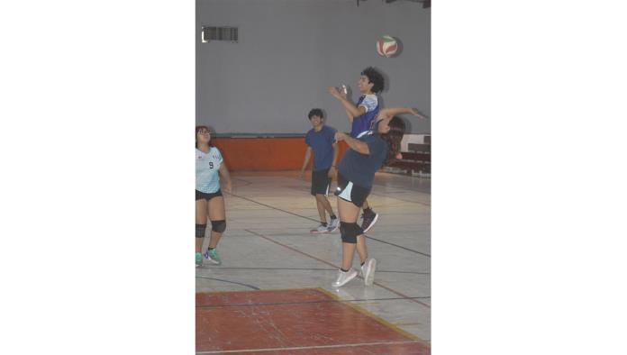 Los Peña superan a Refuerzos en tres sets en la jornada 27 de voleibol mixto