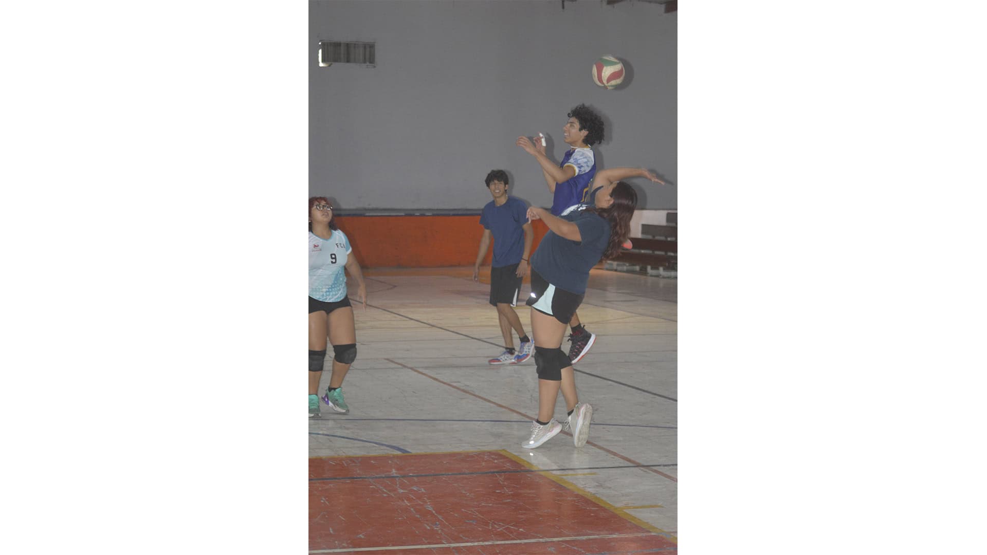 Los Peña superan a Refuerzos en tres sets en la jornada 27 de voleibol mixto