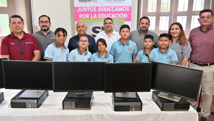 Donan 10 computadoras a la Casa de la Cultura en San Buenaventura