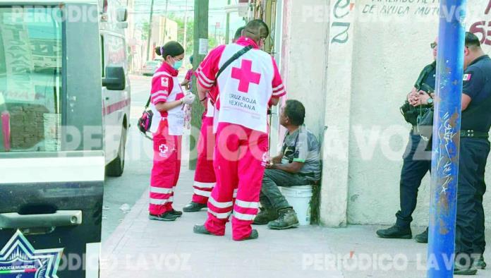Hombre de 50 años es auxiliado tras desplomarse por golpe de calor en Monclova