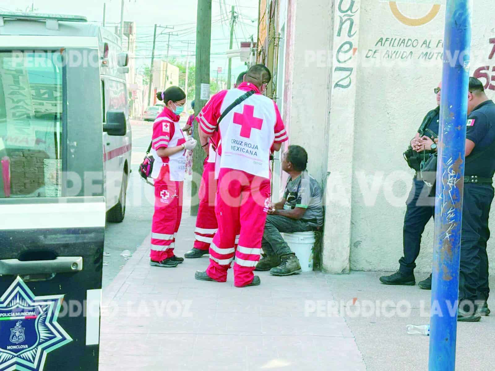 Hombre de 50 años es auxiliado tras desplomarse por golpe de calor en Monclova