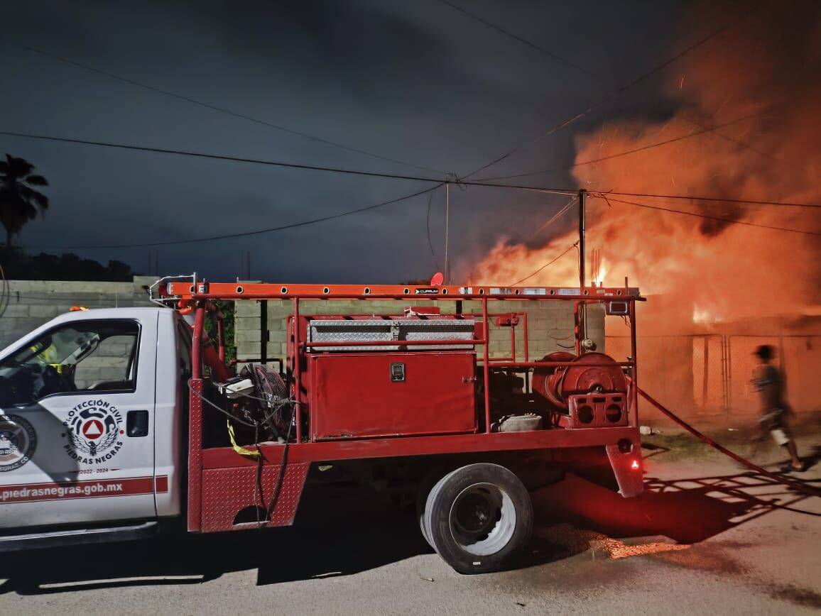 Doble incendio en Piedras Negras en menos de ocho horas; una mujer resultó intoxicada