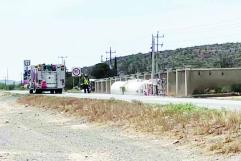 Vuelca pipa con gasolina y causa caos vial