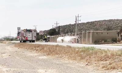 Vuelca pipa con gasolina y causa caos vial