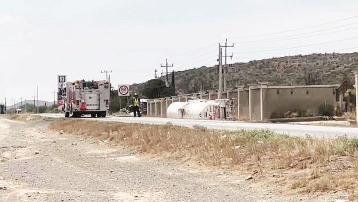 Vuelca pipa con gasolina y causa caos vial