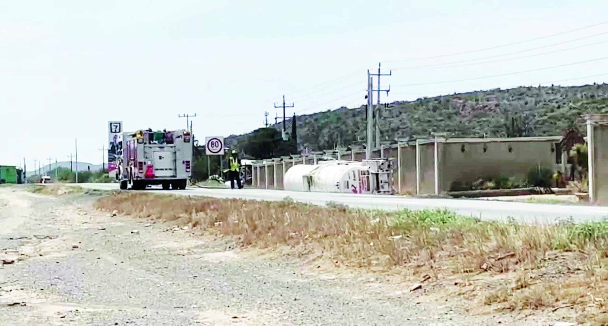 Vuelca pipa con gasolina y causa caos vial Vuelca pipa con gasolina y causa caos vial