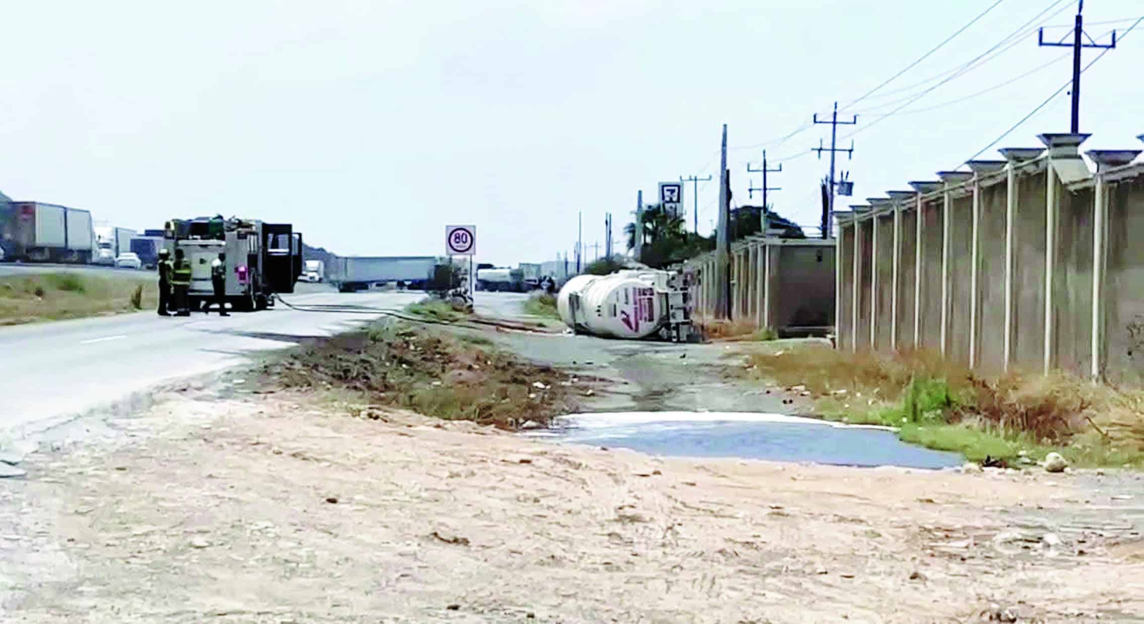 Vuelca pipa con gasolina y causa caos vial