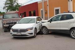 Colisionan tres vehículos en el centro de Múzquiz; dos personas resultan lesionadas