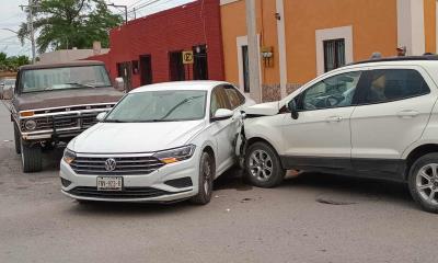 Colisionan tres vehículos en el centro de Múzquiz; dos personas resultan lesionadas