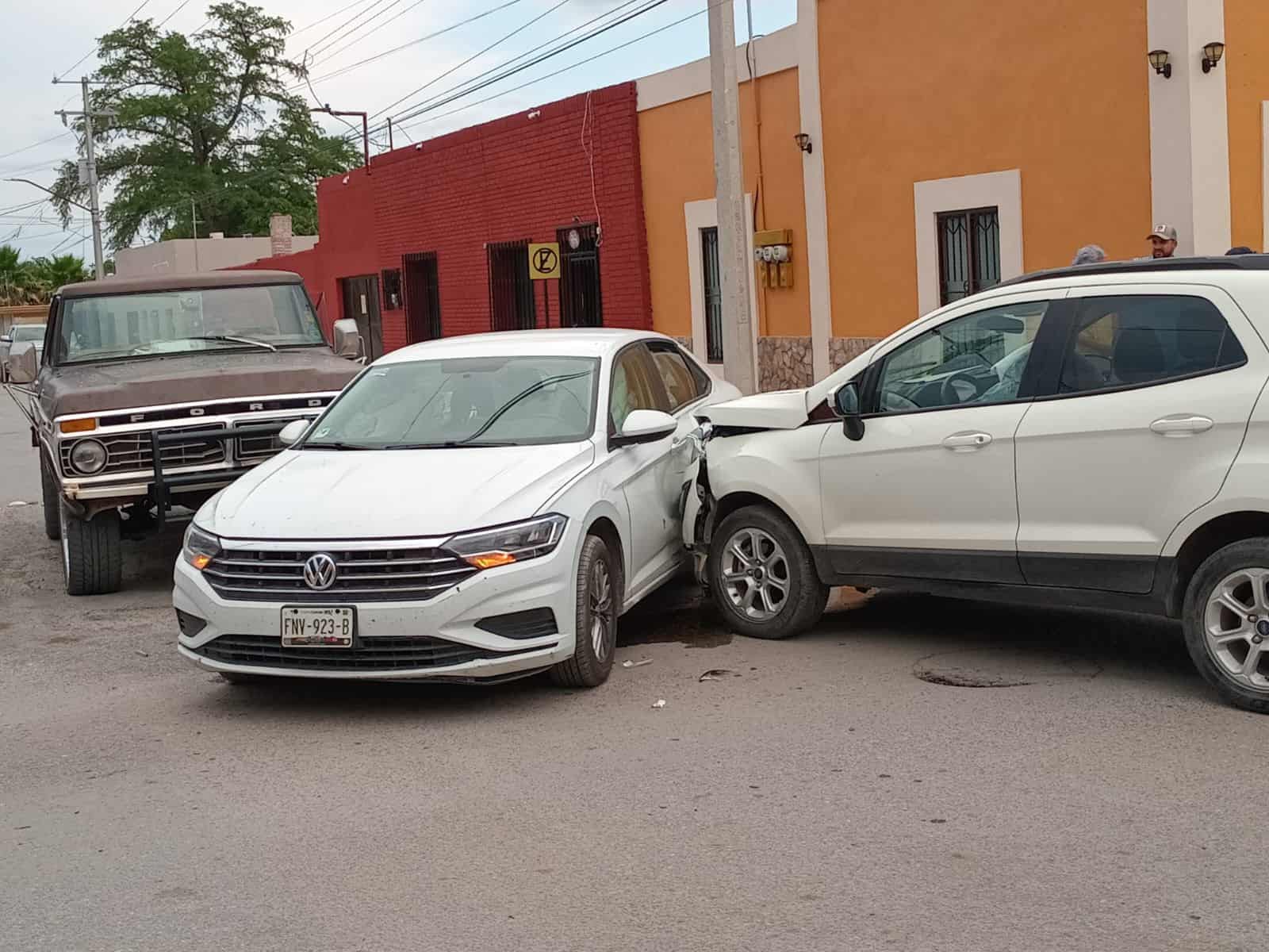 Colisionan tres vehículos en el centro de Múzquiz; dos personas resultan lesionadas