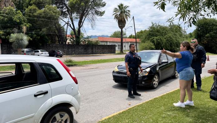 Choque por alcance en Múzquiz entre dos mujeres deja solo daños materiales