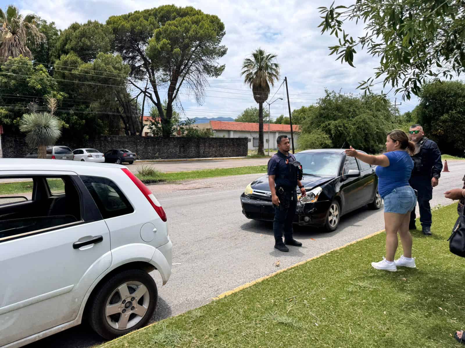 Choque por alcance en Múzquiz entre dos mujeres deja solo daños materiales