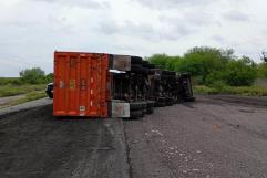 Volcadura de tráiler bloquea circulación en carretera 57