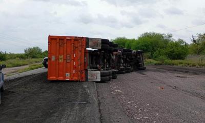 Volcadura de tráiler bloquea circulación en carretera 57