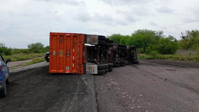 Volcadura de tráiler bloquea circulación en carretera 57