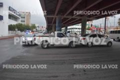 Choque por alcance genera congestionamiento vial bajo puente del IMSS en Monclova
