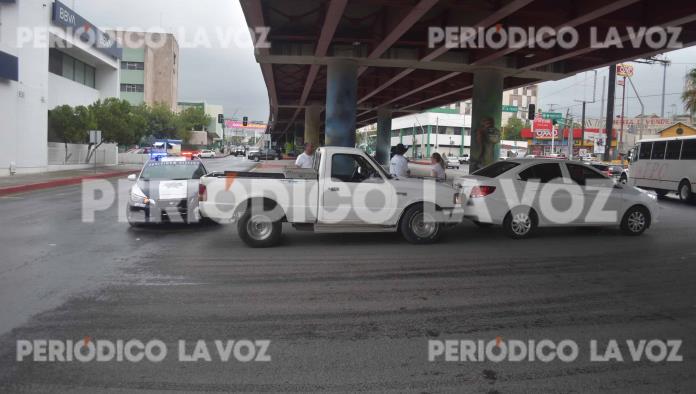 Choque por alcance genera congestionamiento vial bajo puente del IMSS en Monclova