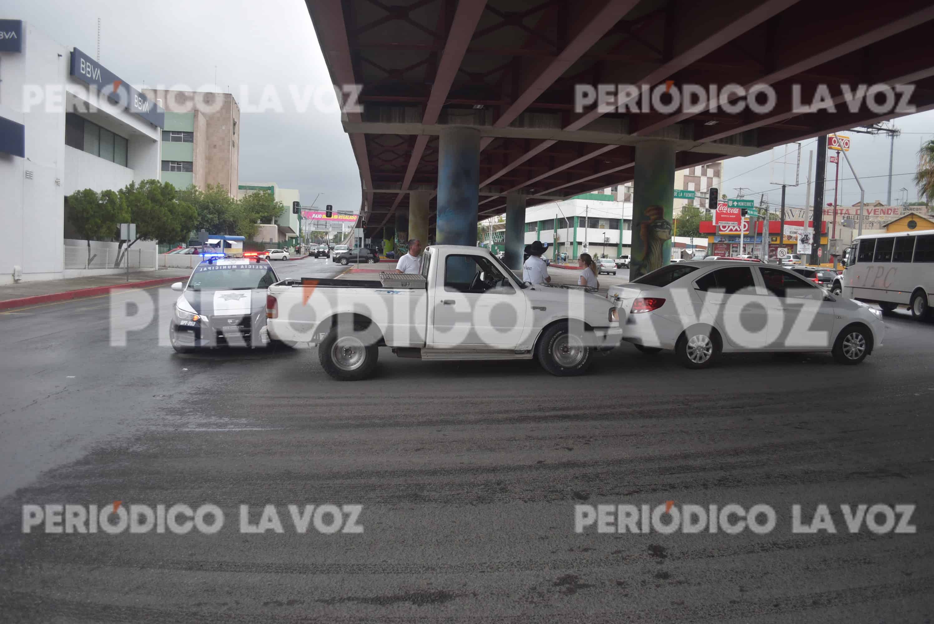 Choque por alcance genera congestionamiento vial bajo puente del IMSS en Monclova
