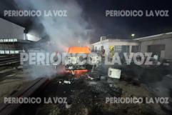 Arde camioneta en taller de la colonia Roma en Monclova; autoridades investigan causa