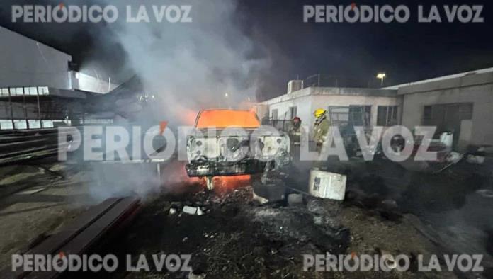 Arde camioneta en taller de la colonia Roma en Monclova; autoridades investigan causa