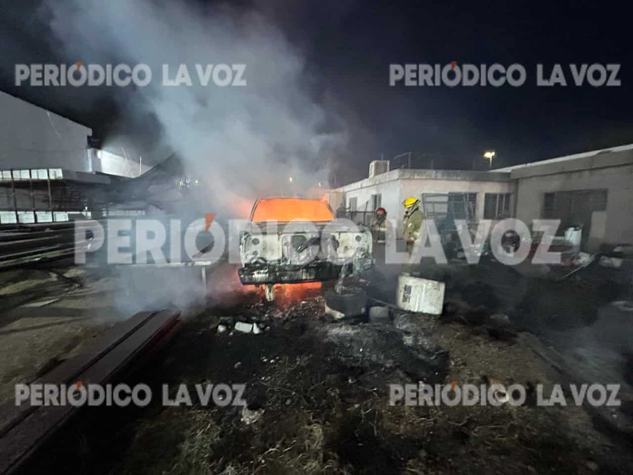 Arde camioneta en taller de la colonia Roma en Monclova; autoridades investigan causa