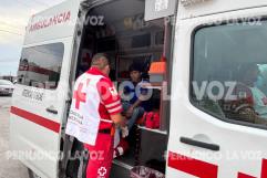 Motociclista lesionado tras que un taxi le quita derecho de vía y se da a la fuga