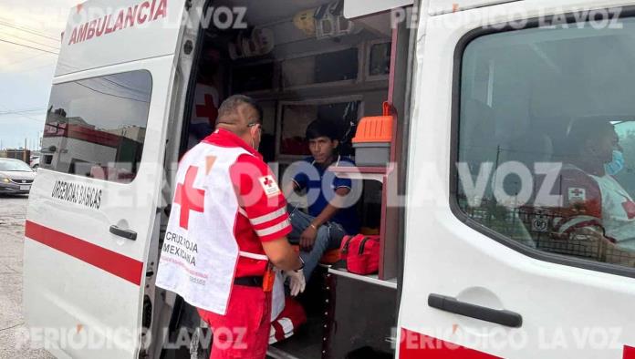 Motociclista lesionado tras que un taxi le quita derecho de vía y se da a la fuga