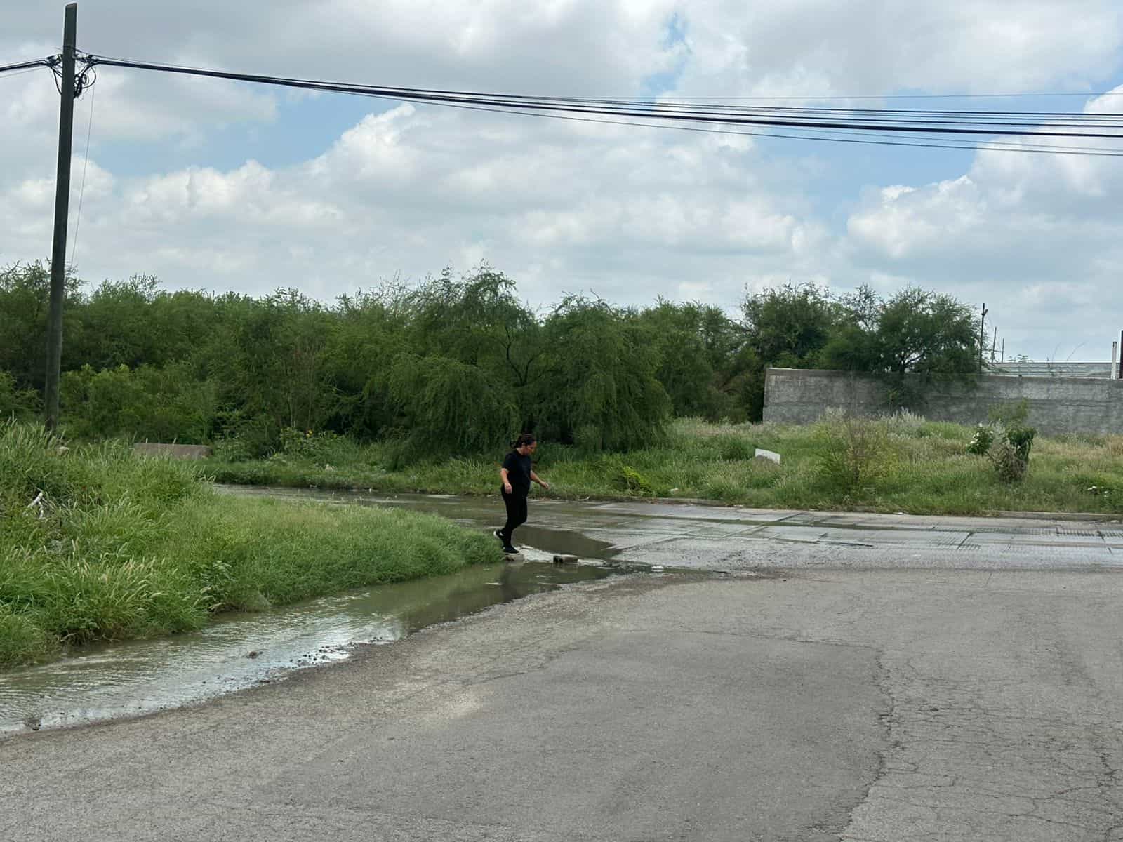 La voz en tu colonia: Ahogan aguas negras a la colonia Valle Escondido