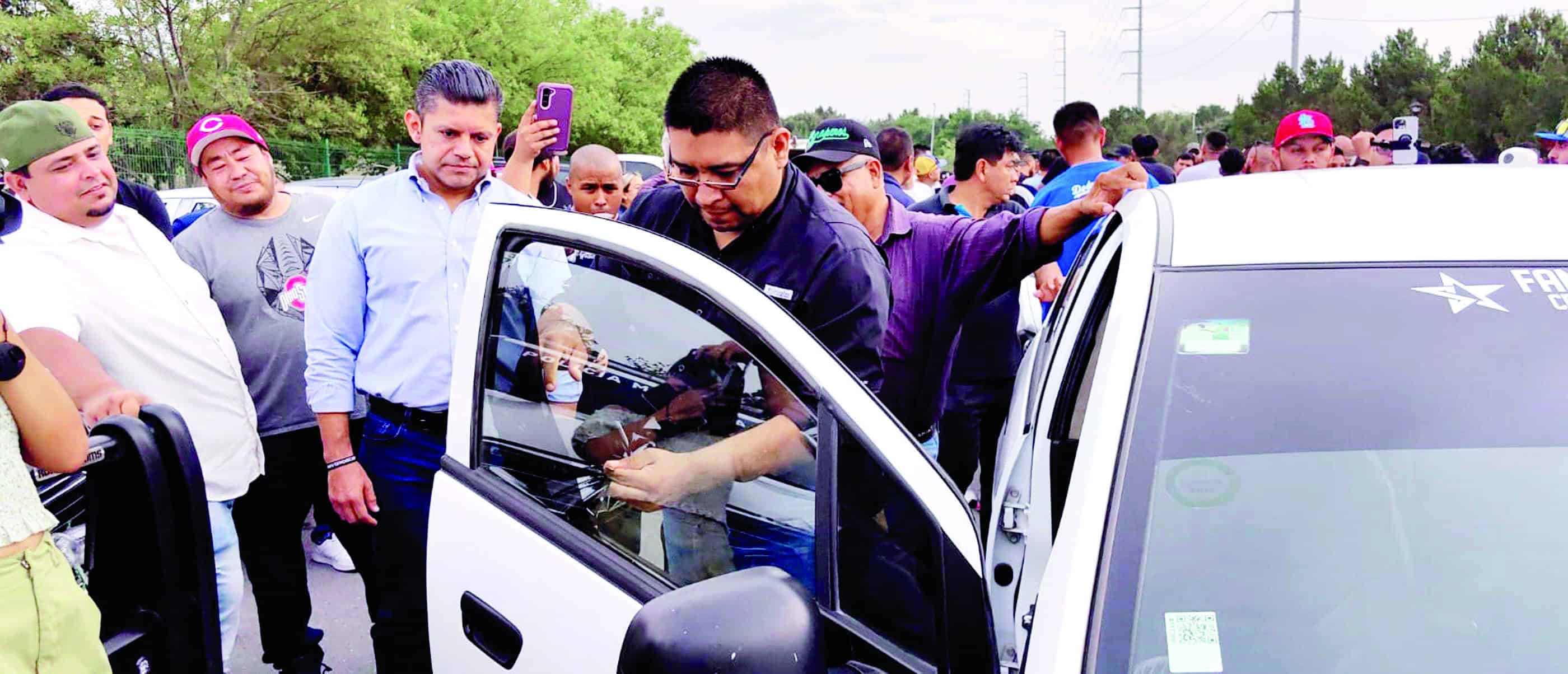 Taxistas de aplicación retiran sus polarizados 