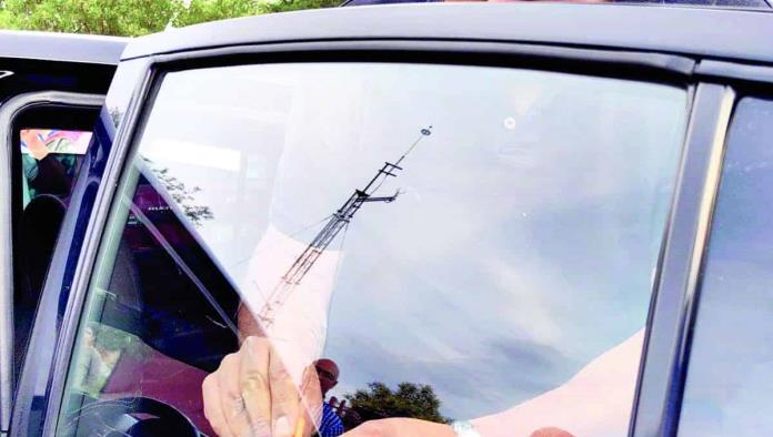 Taxistas de aplicación retiran sus polarizados 