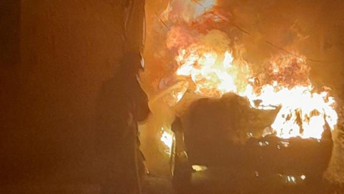 Incendio de vehículo en Palaú moviliza a bomberos; investigan posible provocación