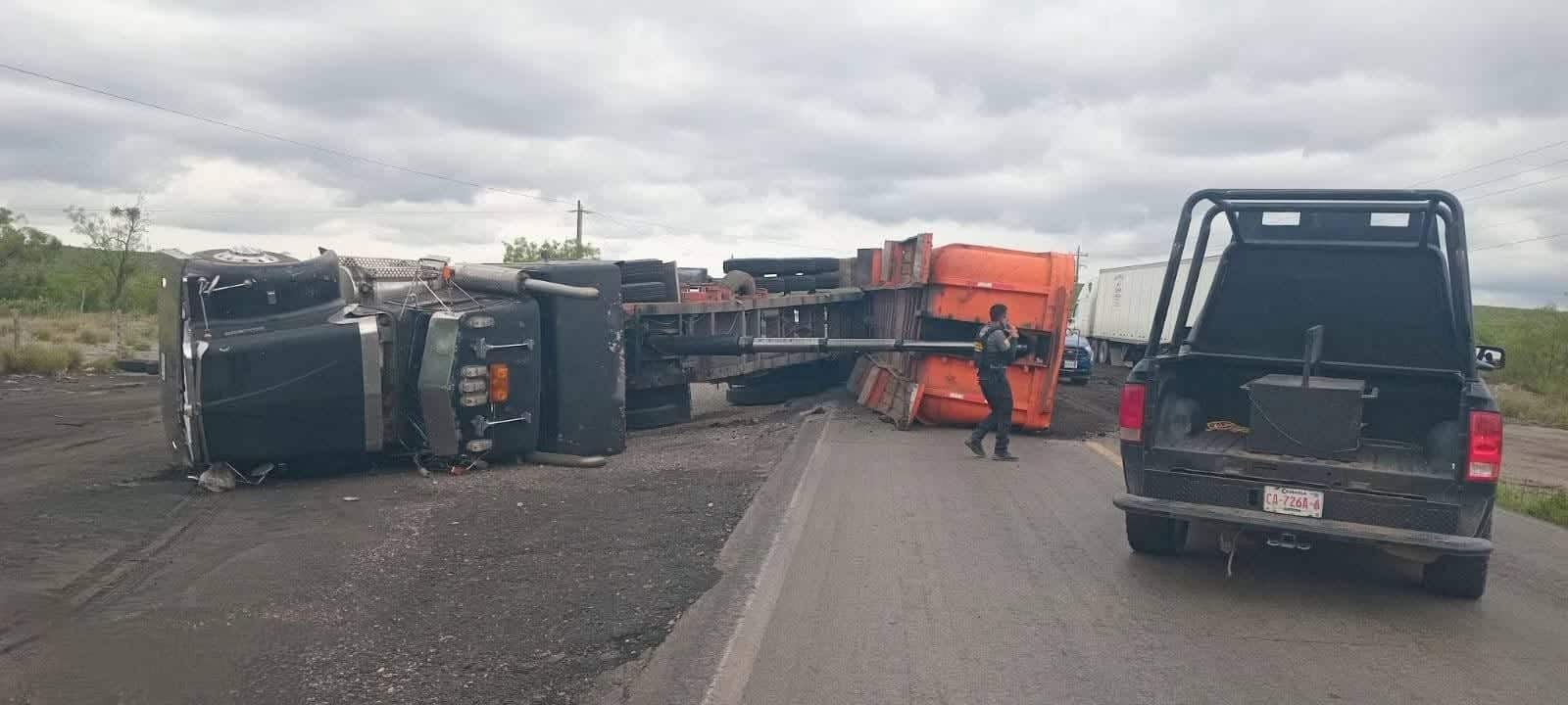 Volcadura en la carretera 57 deja un lesionado y caos vehicular en Allende